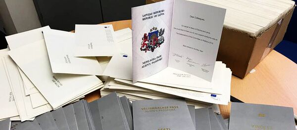 Поздравительные открытки в виде паспортов неграждан - Sputnik Литва