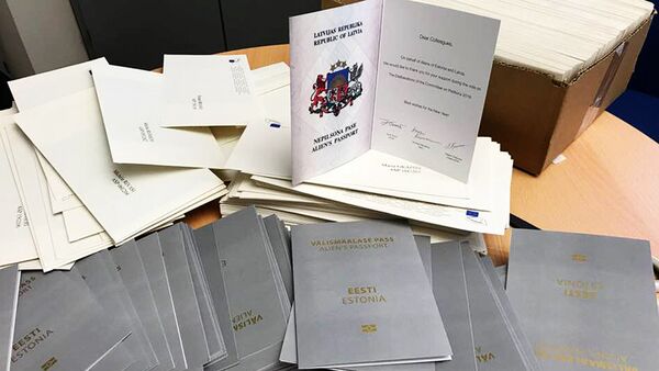 Поздравительные открытки в виде паспортов неграждан - Sputnik Литва