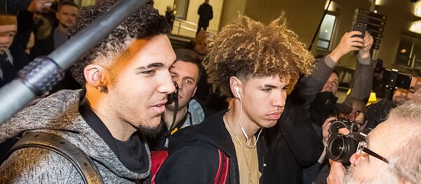 Баскетболисты ЛаМело и ЛиАнджело Болл Баскетболисты ЛаМело и ЛиАнджело Болл - Sputnik Литва