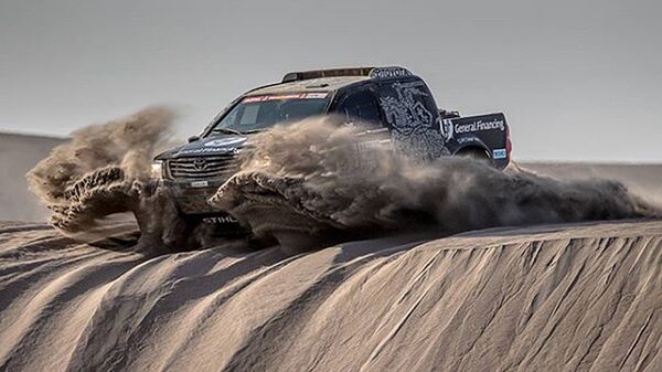 Toyota Hilux литовца Бенедиктаса Ванагаса, выступающего с польским штурманом Себастьяном Розвадовски - Sputnik Литва