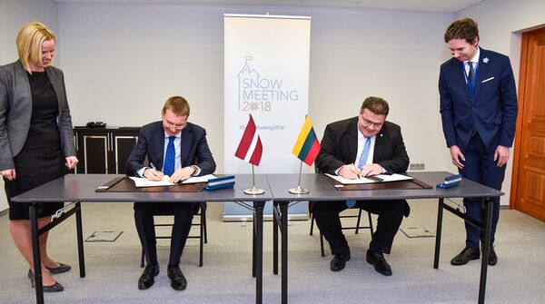 Министры иностранных дел Литвы и Латвии учредили Премию балтов - Sputnik Литва