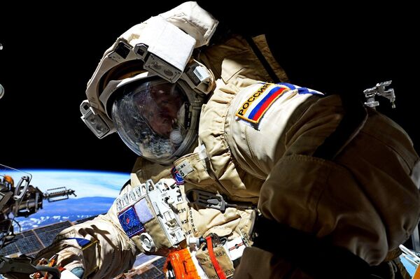 Космонавт Роскосмоса Сергей Рязанский во время выхода в открытый космос - Sputnik Литва