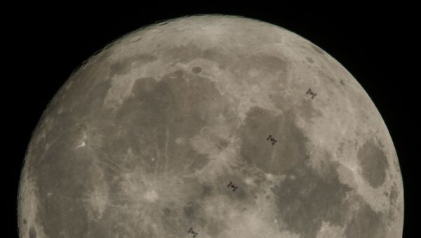 Транзит Международной космической станции по диску Луны. 2 декабря 2017  - Sputnik Lietuva