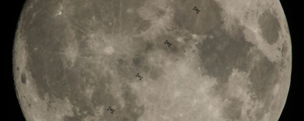 Транзит Международной космической станции по диску Луны. 2 декабря 2017  - Sputnik Lietuva