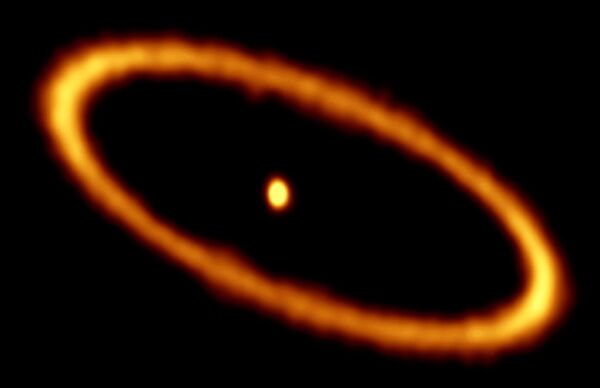 Звезда Фомальгаут, окруженная огненным кольцом из газа и пыли - Sputnik Литва