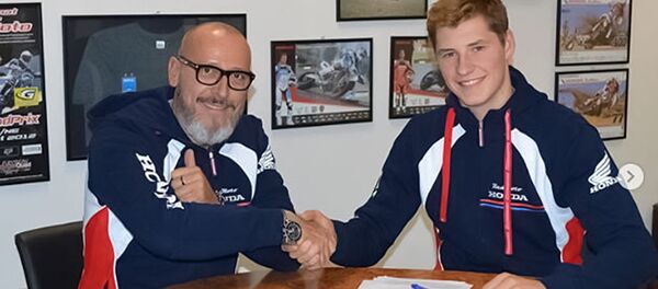 Арминас Ясиконис (справа) подписал контракт с Assomotor Honda на 2018 год, архивное фото Арминас Ясиконис (справа) подписал контракт с Assomotor Honda на 2018 год, архивное фото - Sputnik Литва