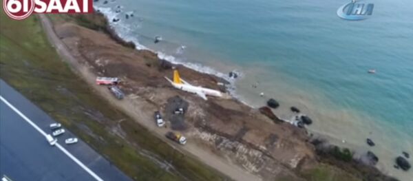 В Турции самолет скатился в обрыв со взлетно-посадочной полосы - Sputnik Литва