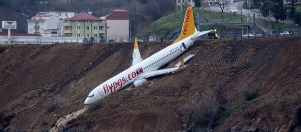 Пассажирский самолет Pegasus Airlines Boeing 737 на набережной, куда он выкатился со взлетно-посадочной полосы, после посадки в аэропорту Трабзона на побережье Черного моря. 14 января 2018 Пассажирский самолет Pegasus Airlines Boeing 737 на набережной, куда он выкатился со взлетно-посадочной полосы, после посадки в аэропорту Трабзона на побережье Черного моря. 14 января 2018 - Sputnik Lietuva
