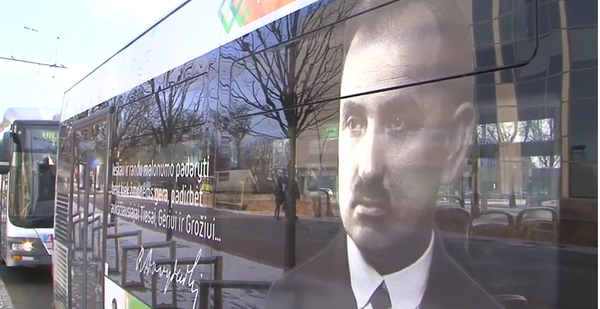 Vilniaus viešąjį transportą papuošė signatarų sentencijos Vilniaus viešąjį transportą papuošė signatarų sentencijos - Sputnik Lietuva