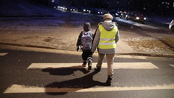 В Вильнюсе пенсионеры помогают детям переходить дорогу, архивное фото - Sputnik Литва