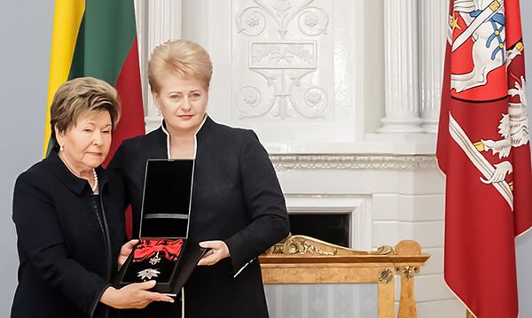 Большой крест ордена Креста Витиса супруге первого президента России Наине Иосифовне Ельциной вручила глава Литовской Республики Даля Грибаускайте - Sputnik Литва