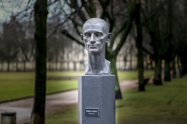 Бюст Павленского на передвижной площадке на Лукишкской площади - Sputnik Литва