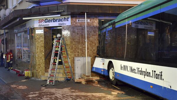 Школьный автобус врезался в стену жилого дома в немецком городе Эбербах - Sputnik Литва