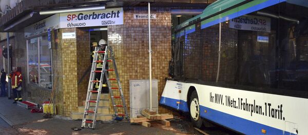 Школьный автобус врезался в стену жилого дома в немецком городе Эбербах Школьный автобус врезался в стену жилого дома в немецком городе Эбербах - Sputnik Литва