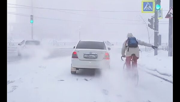 Велосипедист в Якутске при минус 48 градусах, видео - Sputnik Литва