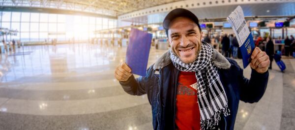 Человек с украинским паспортом Человек с украинским паспортом - Sputnik Lietuva