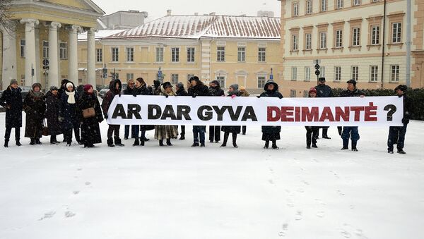 17 января 2018 года возле президентского дворца в Вильнюсе состоялась акция под названием Жива ли еще Дейманте? - Sputnik Литва