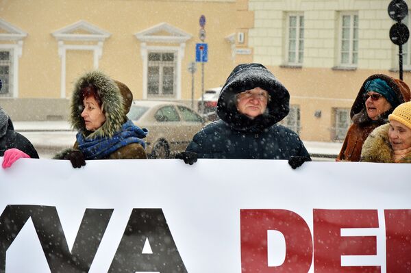 17 января 2018 года возле президентского дворца в Вильнюсе состоялась акция под названием Жива ли еще Дейманте? - Sputnik Литва