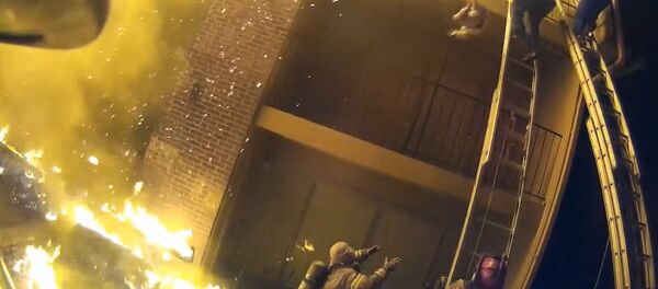 Пожарный поймал девочку, которую сбросили с третьего этажа Пожарный поймал девочку, которую сбросили с третьего этажа - Sputnik Литва