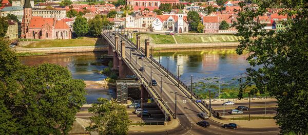 Мост Алексотоса и Старый город Каунаса Мост Алексотоса и Старый город Каунаса - Sputnik Литва