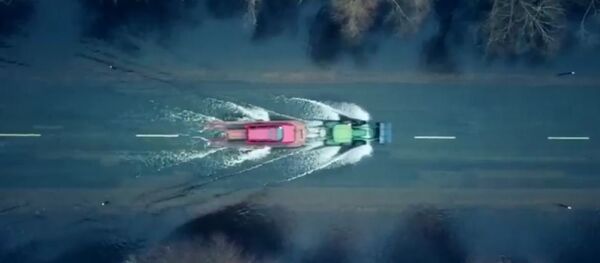 Rusniškiai romantišku filmuku atsisveikina su užtvindytu keliu Rusniškiai romantišku filmuku atsisveikina su užtvindytu keliu - Sputnik Lietuva