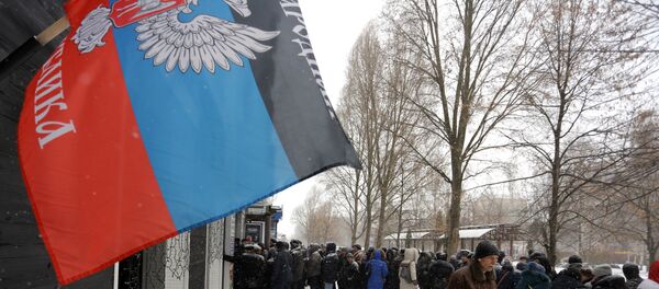 Люди на улице Донецка, архивное фото - Sputnik Литва