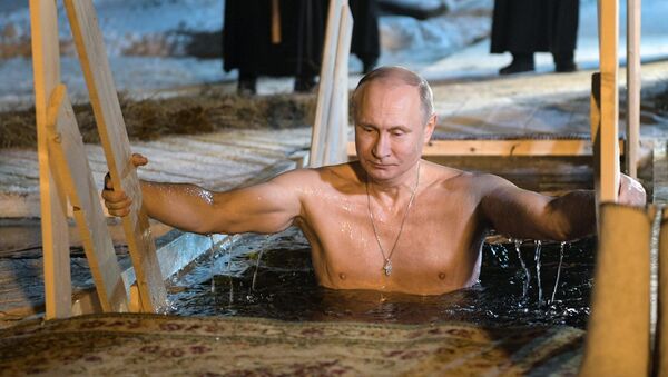 Президент РФ В. Путин принял участие в крещенских купаниях на озере Селигер - Sputnik Lietuva