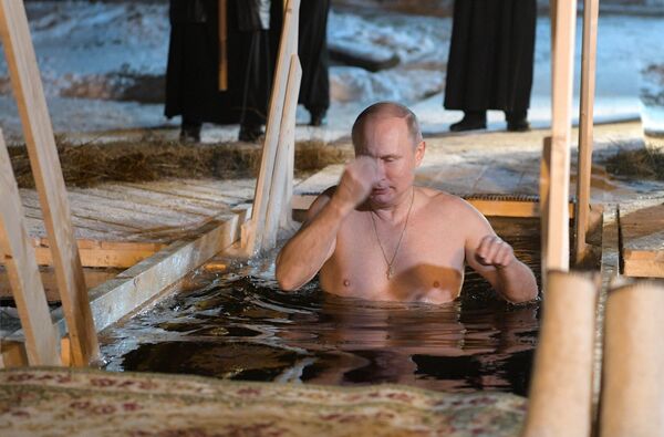 Президент РФ В. Путин принял участие в крещенских купаниях на озере Селигер Президент РФ В. Путин принял участие в крещенских купаниях на озере Селигер - Sputnik Lietuva