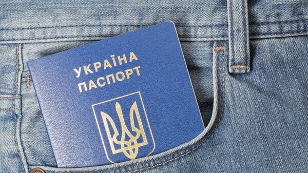 Украинский паспорт в кармане джинсов, архивное фото - Sputnik Lietuva