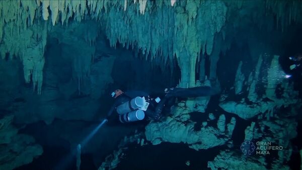 Самую большую на планете подводную пещеру нашли в Мексике - Sputnik Литва