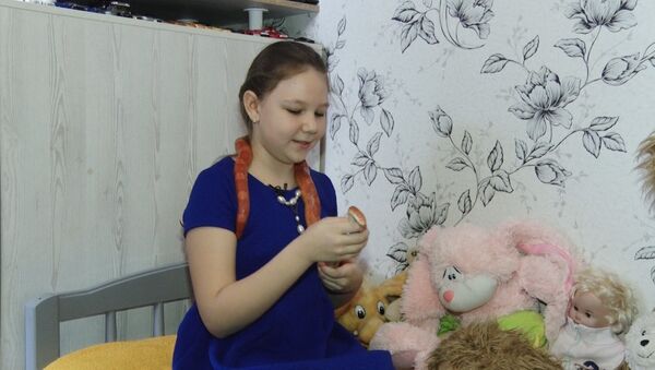 Девочка играет со змеями - Sputnik Литва