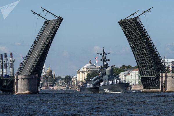 Одной из достопримечательностей и символов Санкт-Петербурга являются разводные мосты над Невой. Мосты разводят, чтобы под ними могли пройти крупные суда - Sputnik Литва