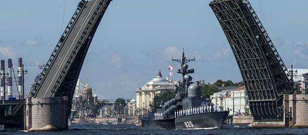 Одной из достопримечательностей и символов Санкт-Петербурга являются разводные мосты над Невой. Мосты разводят, чтобы под ними могли пройти крупные суда - Sputnik Lietuva