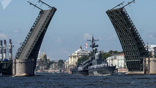 Одной из достопримечательностей и символов Санкт-Петербурга являются разводные мосты над Невой. Мосты разводят, чтобы под ними могли пройти крупные суда - Sputnik Lietuva