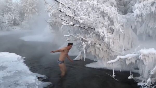 В Оймяконе туристы купались в 50-градусный мороз - Sputnik Литва
