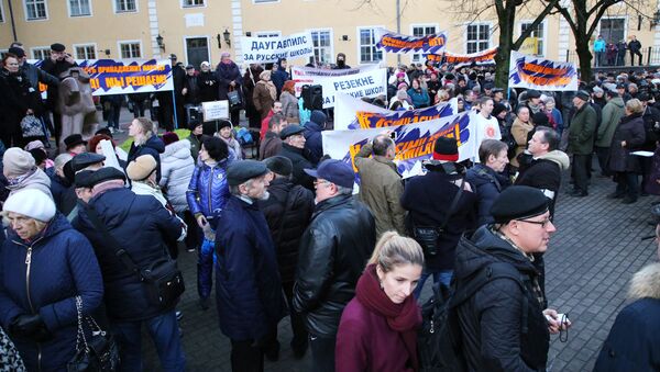 Шествие в знак протеста против перевода школ национальных меньшинств на латышский язык, архивное фото - Sputnik Литва