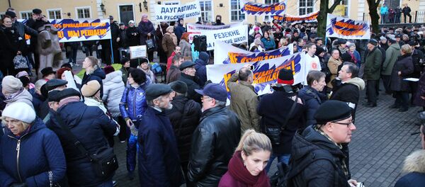 Шествие в знак протеста против перевода школ национальных меньшинств на латышский язык, архивное фото - Sputnik Литва