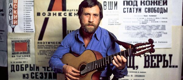 Актер и поэт Владимир Высоцкий на фоне афиш с репертуаром Театра на Таганке - Sputnik Литва