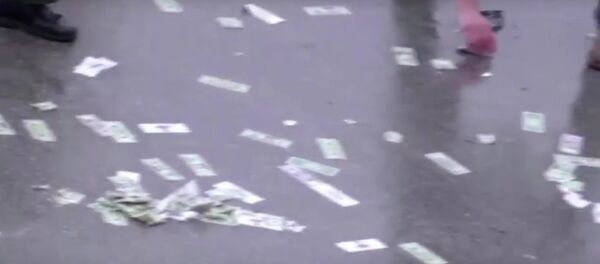 Дорогу в США засыпало деньгами Дорогу в США засыпало деньгами - Sputnik Литва