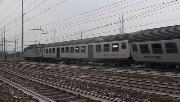 Поезд, следовавший из Кремоны в Милан, сошел с рельсов - Sputnik Литва