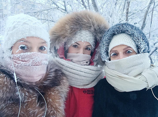 Девушки на улице во время сильных морозов в Якутске - Sputnik Литва