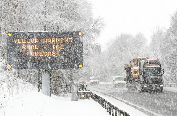 Грузовик проезжает мимо знака, предупреждающего о неблагоприятных погодных условиях, на трассе A9 в Килликранки, Шотландия - Sputnik Литва