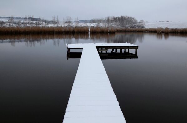 Покрытый снегом пирс на озере близ деревни Этьек, Венгрия - Sputnik Литва
