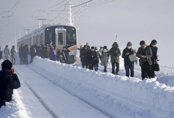 Поезд застрял на перегоне между станциями из-за сильного снегопада в префектуре Ниигата, Япония - Sputnik Литва