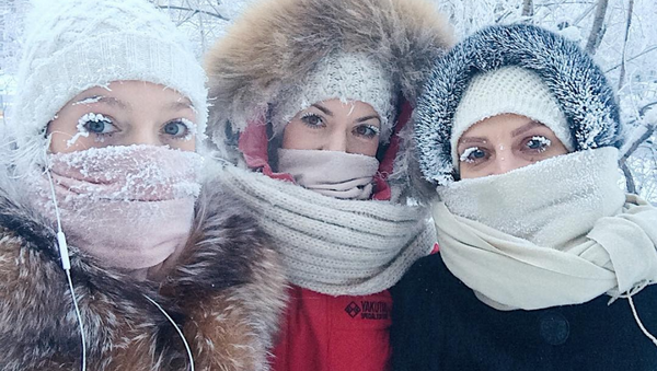 Девушки на улице во время сильных морозов в Якутске - Sputnik Литва