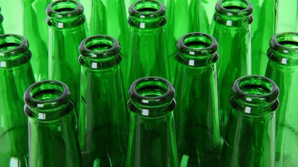 Горлышки зеленых бутылок, архивное фото - Sputnik Литва