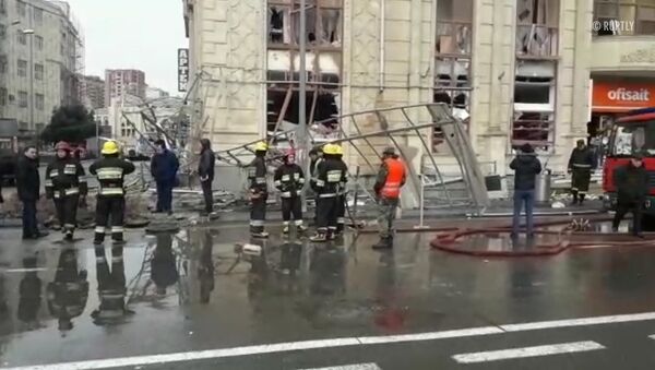 Работа спасателей на месте взрыва бытового газа у станции метро в Баку - Sputnik Литва