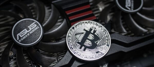 Сувенирная монета с логотипом криптовалюты биткоин - Sputnik Литва