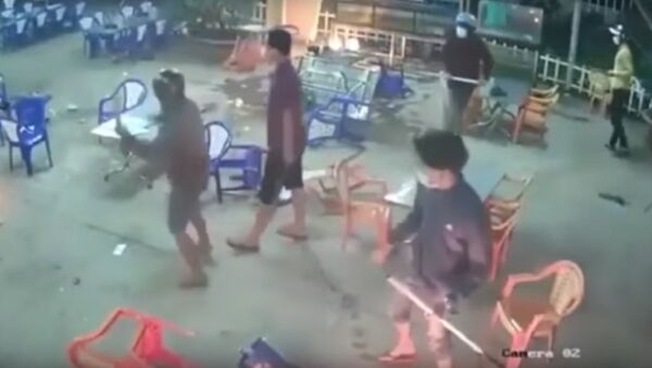 Массовая драка в кафе во Вьетнаме попала на видео - Sputnik Литва