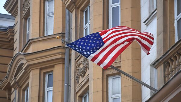 Государственный флаг США на фасаде здания посольства США в Москве - Sputnik Литва